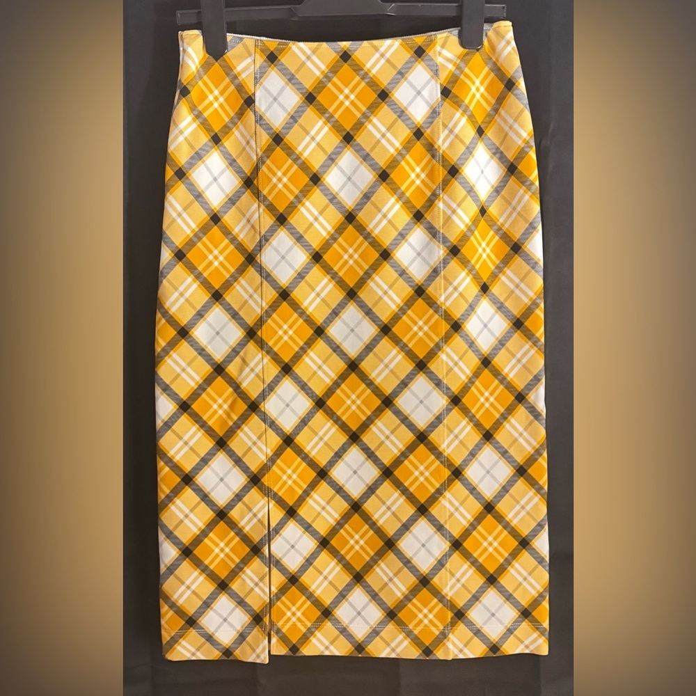 BURBERRY
Check Print/Stretch Pencil Skirt
Women’s size 6 - Picture 4 of 9